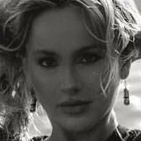 Anya Nicolodi Nackt