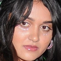 Ariela Barer Nackt