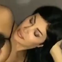 Heves Güzel Nackt