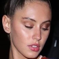 Iris Law Nackt