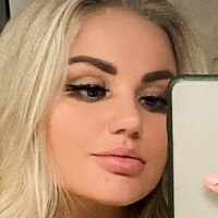 Juliamarkhams Nackt