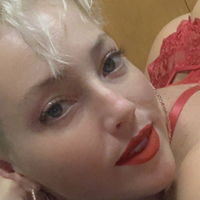 Lightbulblonde Nackt