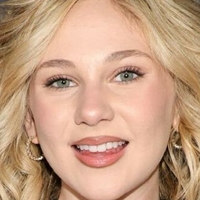 Lily Brooks O’Briant Nackt
